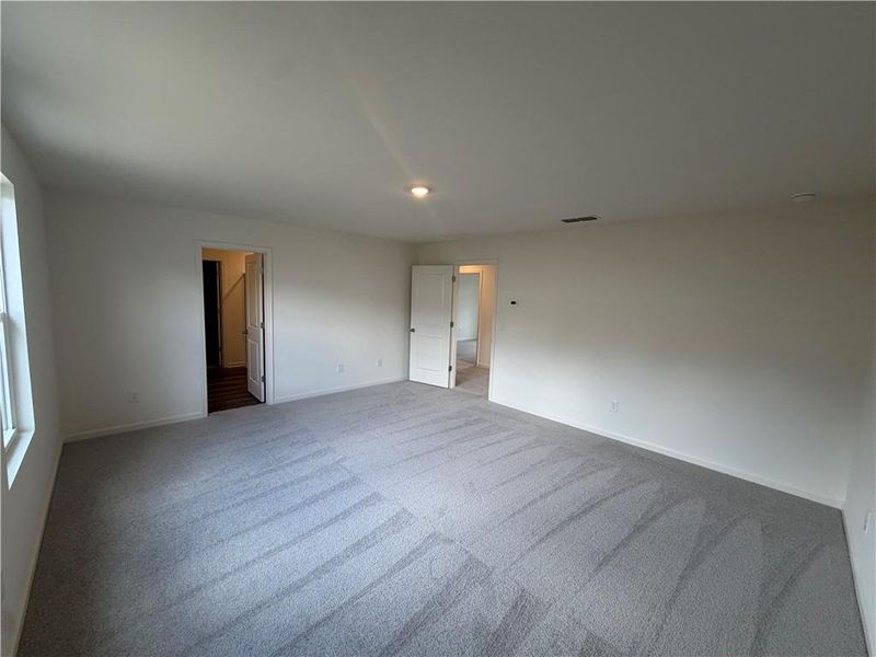 Spacious, unfurnished interior of a new home in Mt. Tabor Ridge, Dallas (Image 23).