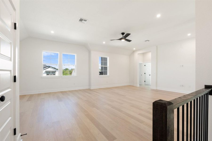 Spacious, unfurnished interior of a new home in Persimmon, Buda (Image 15).