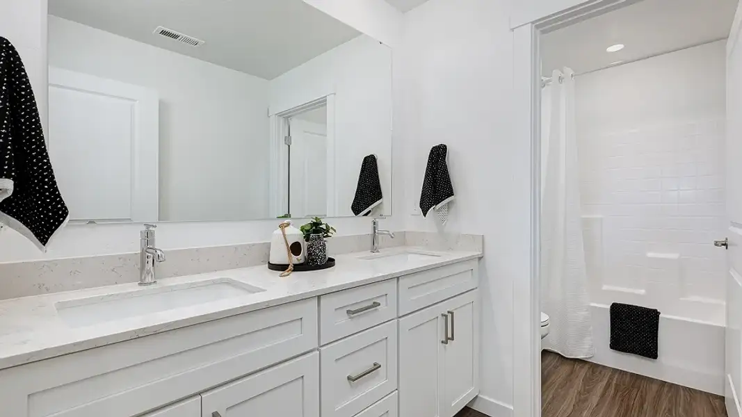 West Core P013 Maple Bath2 F2 West Core P013 Maple Bath2 F2