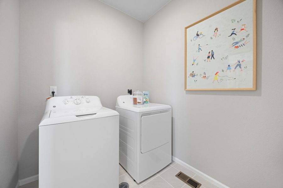 Representative interior finishes for a home built from the 2504 by Risewell Homes in Harvest Crossing, Aurora (Image 19).