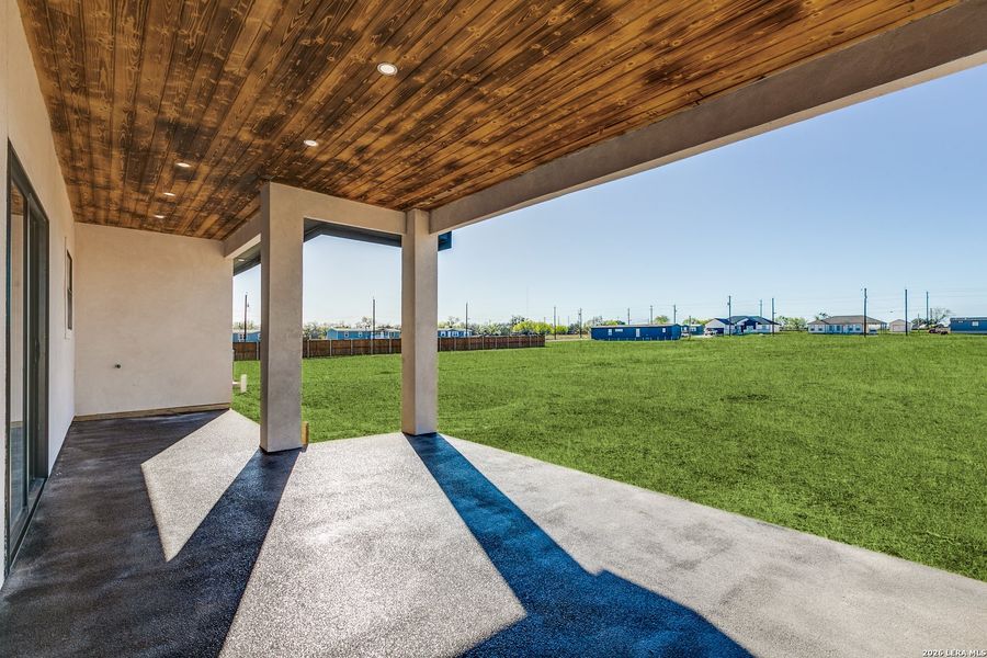 Exterior details and patio area of a home in , Atascosa (Image 4).