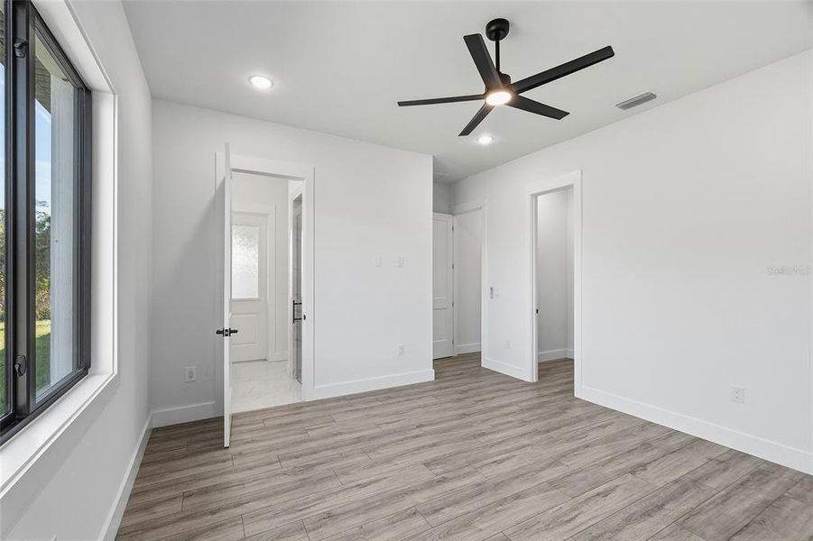 Spacious, unfurnished interior of a new home in , Rotonda West (Image 39).