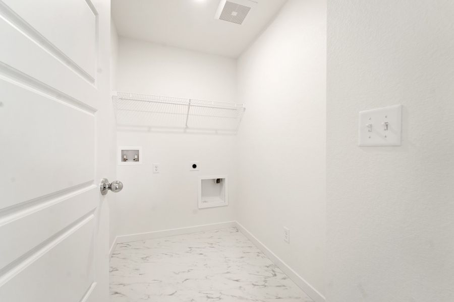 Spacious, unfurnished interior of a new home in Union Colony West, Greeley (Image 11).