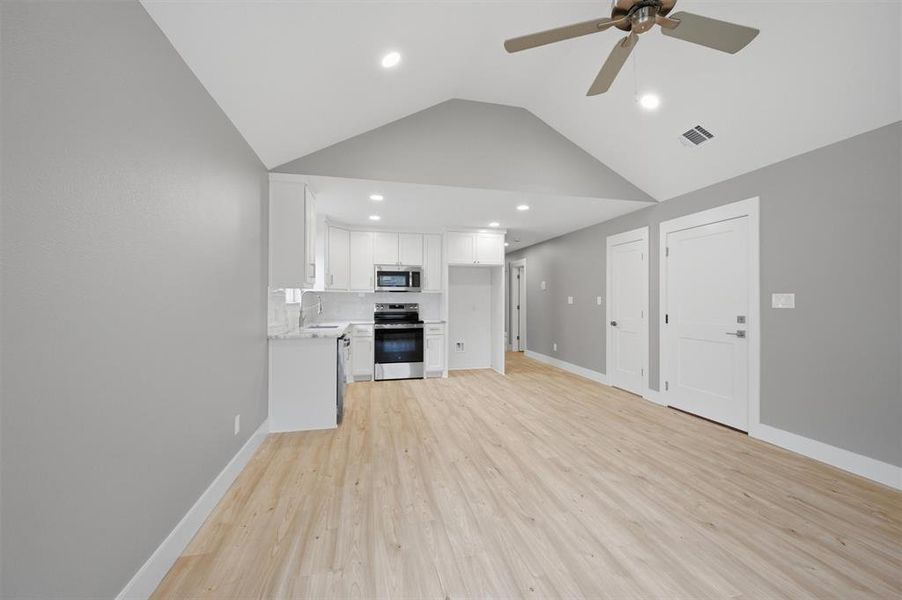 Spacious, unfurnished interior of a new home in , Sherman (Image 13).