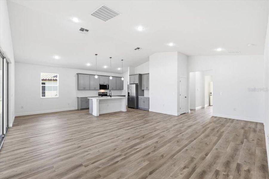 Spacious, unfurnished interior of a new home in , Haines City (Image 11).