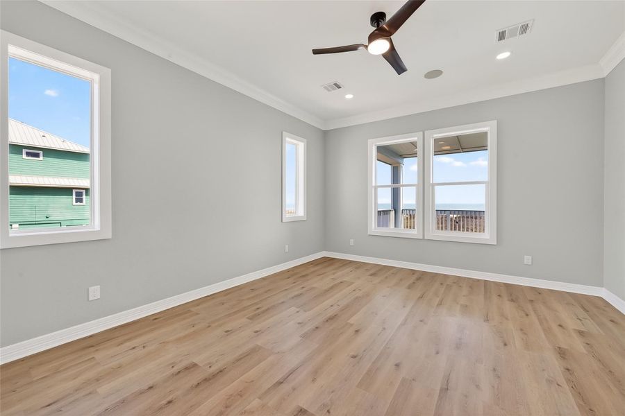 Spacious, unfurnished interior of a new home in , Freeport (Image 36).