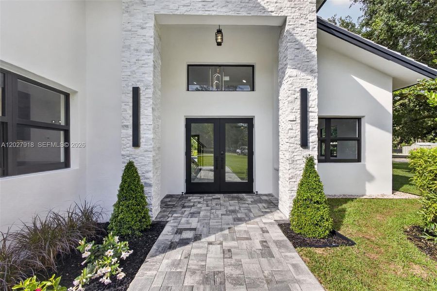 Exterior details and patio area of a home in , Palm Beach Gardens (Image 3).
