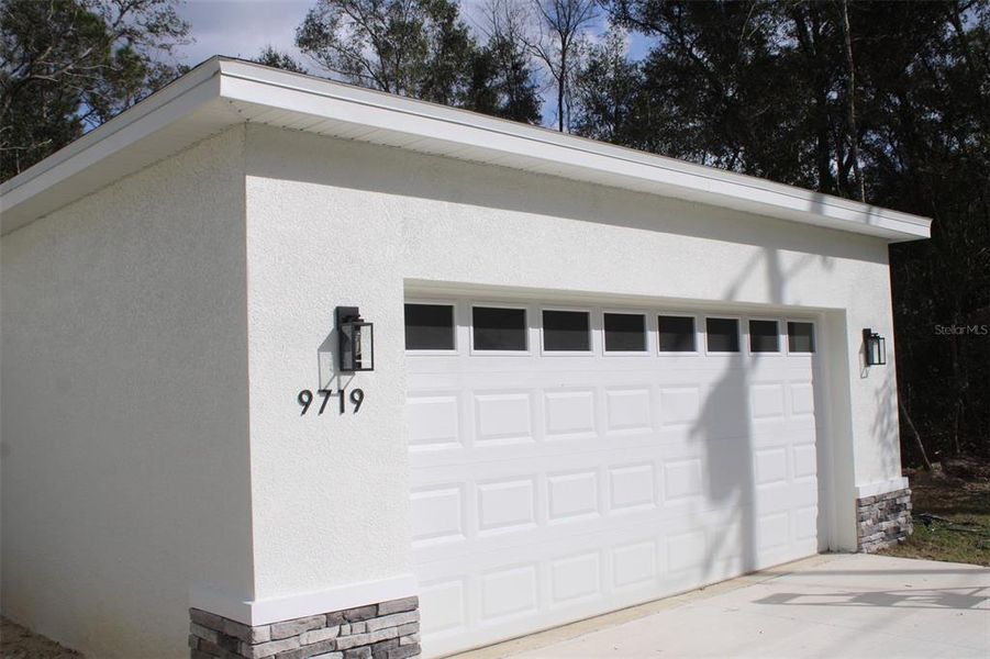 Exterior details and patio area of a home in , Citrus Springs (Image 3).