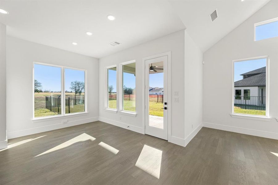 Spacious, unfurnished interior of a new home in Heath Golf and Yacht: Elegante' Series, Heath (Image 16).