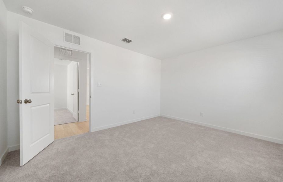 Spacious, unfurnished interior of a new home in Sunfield, Buda (Image 24).