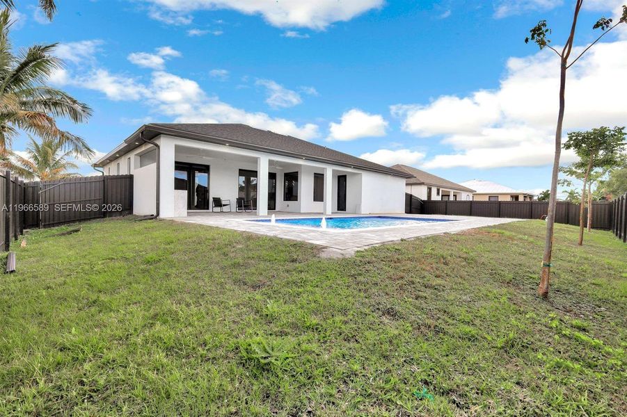 Exterior details and patio area of a home in , Cape Coral (Image 30).