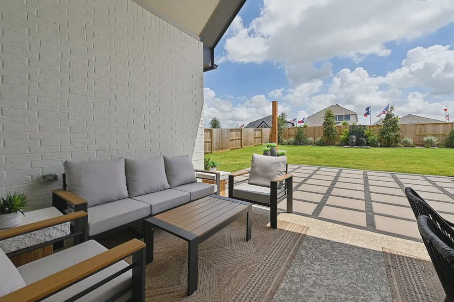 Exterior details and patio area of a home in Meridiana 60's, Manvel (Image 3).