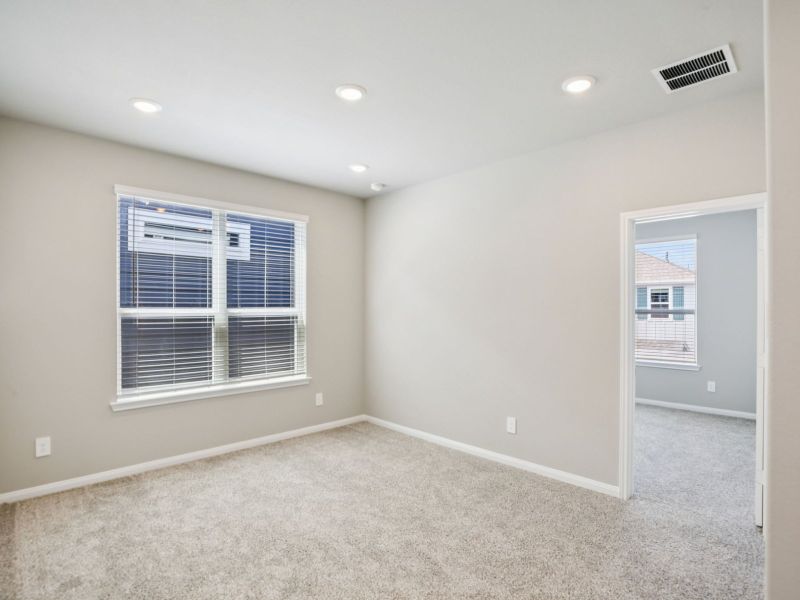 Spacious, unfurnished interior of a new home in Kemah Crossing - Luxe Series, Kemah (Image 12).