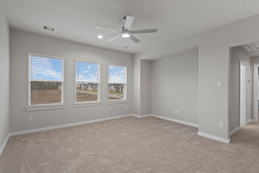 Spacious, unfurnished interior of a new home in Barton Creek Ranch, Conroe (Image 12).