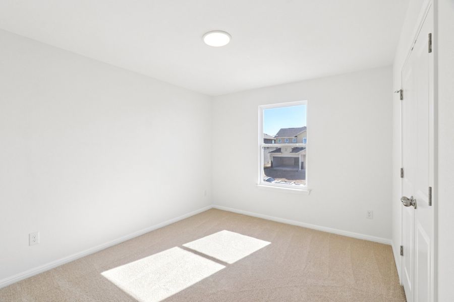 Spacious, unfurnished interior of a new home in Porter Country, Buda (Image 32).