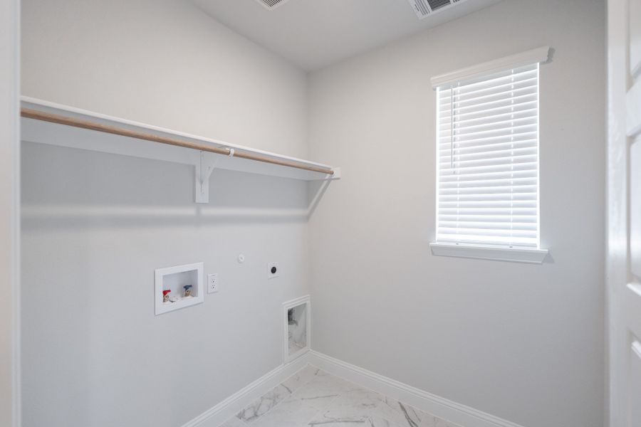 Spacious, unfurnished interior of a new home in Valencia on the Lake, Little Elm (Image 22).
