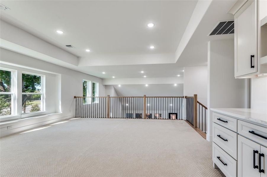 Bonus Area upstairs with dry bar