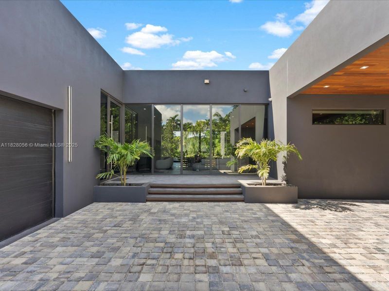 Exterior details and patio area of a home in , Miami (Image 27).