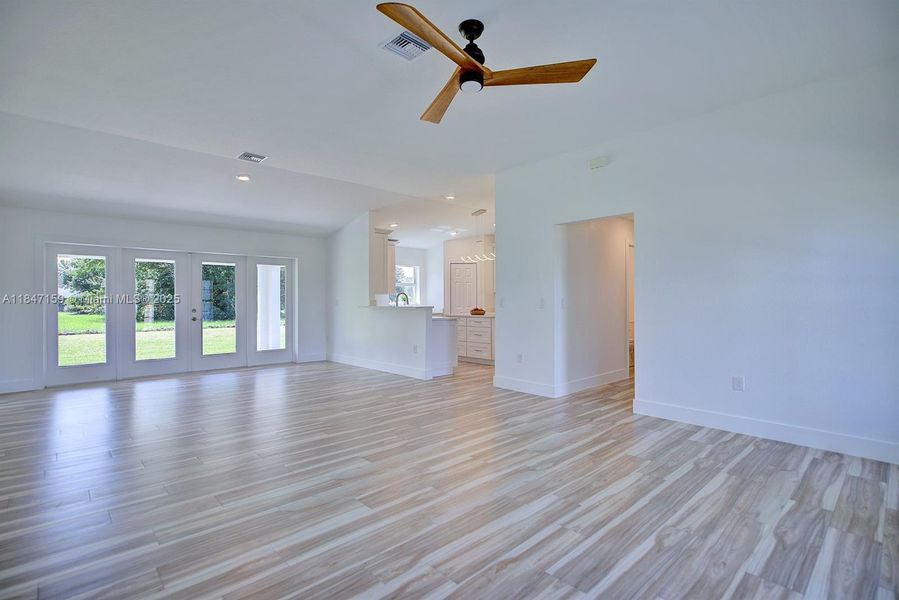 Spacious, unfurnished interior of a new home in , Sebring (Image 27).