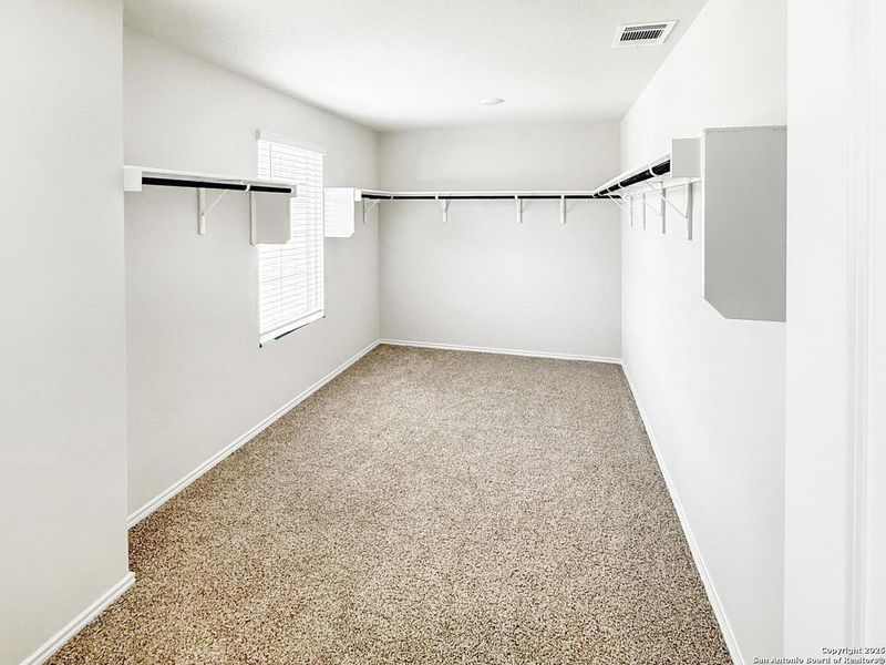 Spacious, unfurnished interior of a new home in Winding Creek, New Braunfels (Image 12).