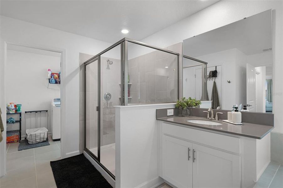 Furnished interior view inside a new home in , Orlando (Image 16).