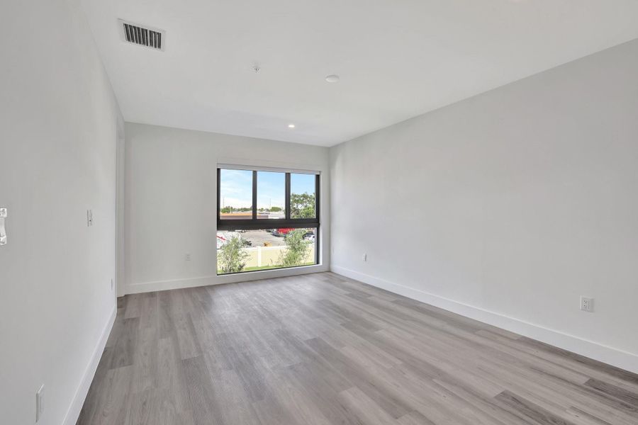 Spacious, unfurnished interior of a new home in , Oakland Park (Image 17).