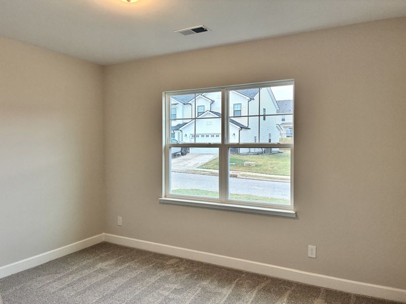 Spacious, unfurnished interior of a new home in Holly Ridge, Greenville (Image 9).