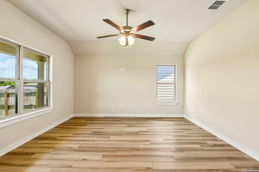 Spacious, unfurnished interior of a new home in Cloud Country, New Braunfels (Image 18).