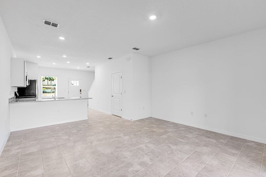 Spacious, unfurnished interior of a new home in Sabal Terrace, Jacksonville (Image 21).