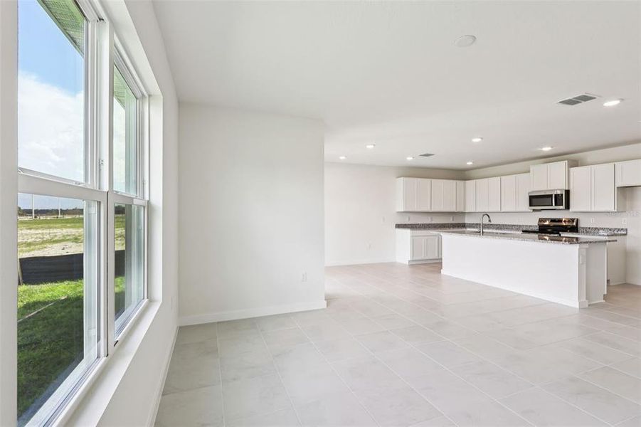 Spacious, unfurnished interior of a new home in Willowbrook North, Winter Haven (Image 13).