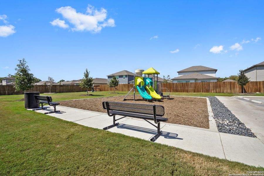 Community amenities in Abbott Place, St. Hedwig (Image 36).
