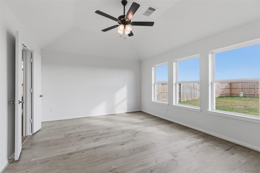 Spacious, unfurnished interior of a new home in Creekhaven, Iowa Colony (Image 27).