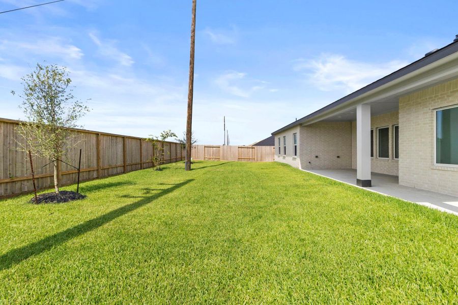 Exterior details and patio area of a home in Riverside Estates, Mont Belvieu (Image 29).