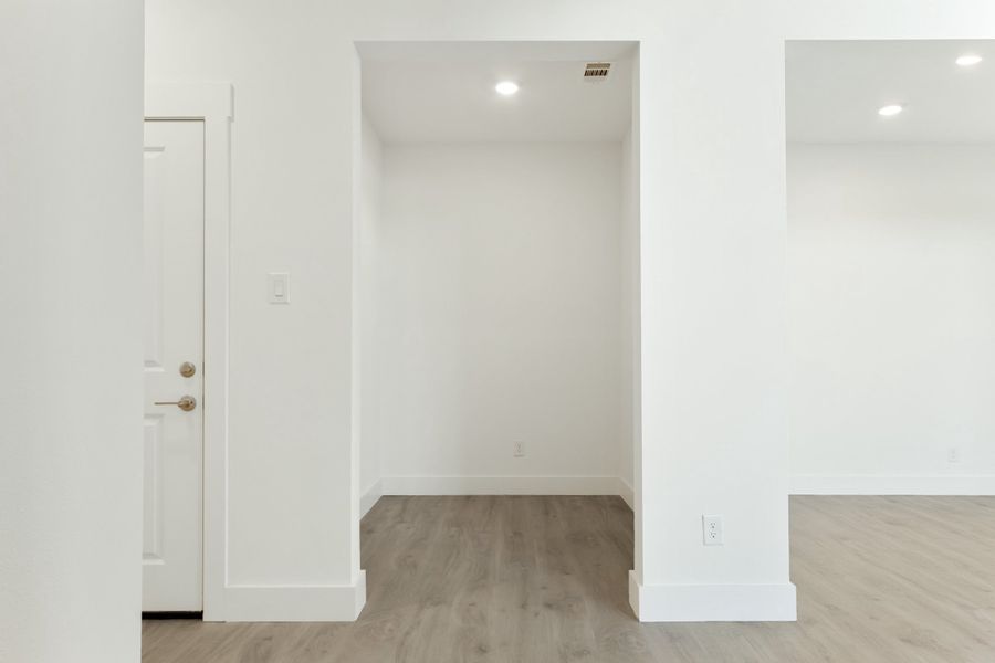 Spacious, unfurnished interior of a new home in Cottonwood Creek, Rowlett (Image 14).