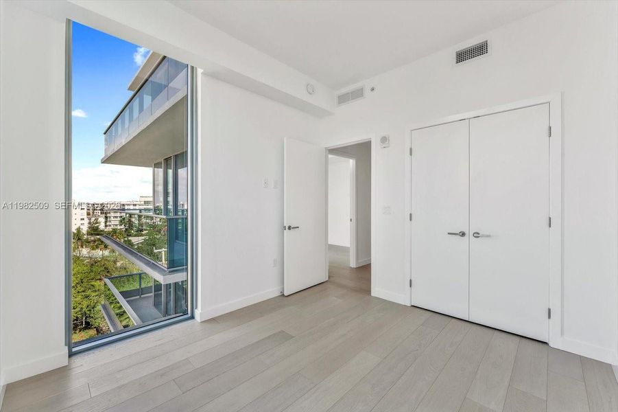 Spacious, unfurnished interior of a new home in , Bay Harbor Islands (Image 21).