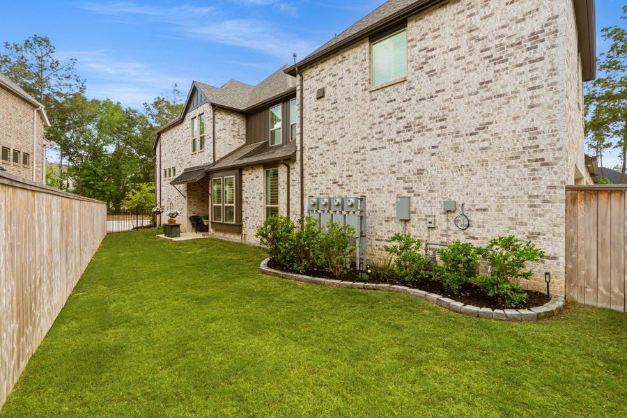 Expansive side yard - all of the landscaping is maintained by the Cypress Pond HOA including the mulch and trimming of bushes.