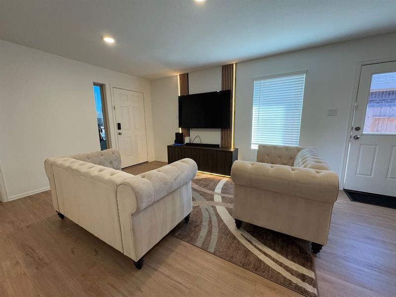 A view of the nicely decorated family room.