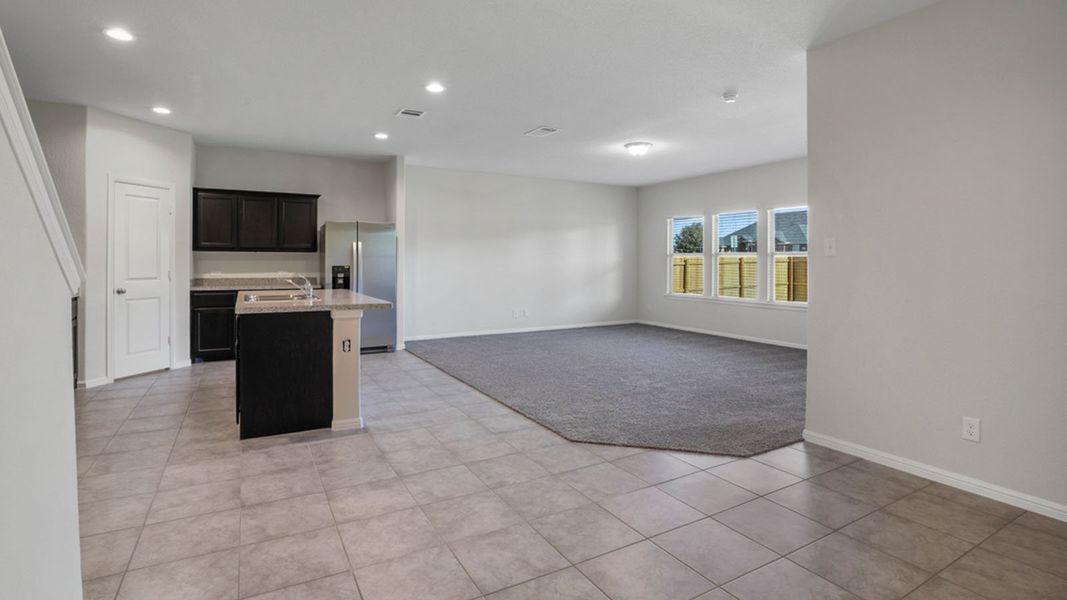 Representative unfurnished interior of a home built from the Ozark by D.R. Horton in Saratoga, Granbury (Image 19).