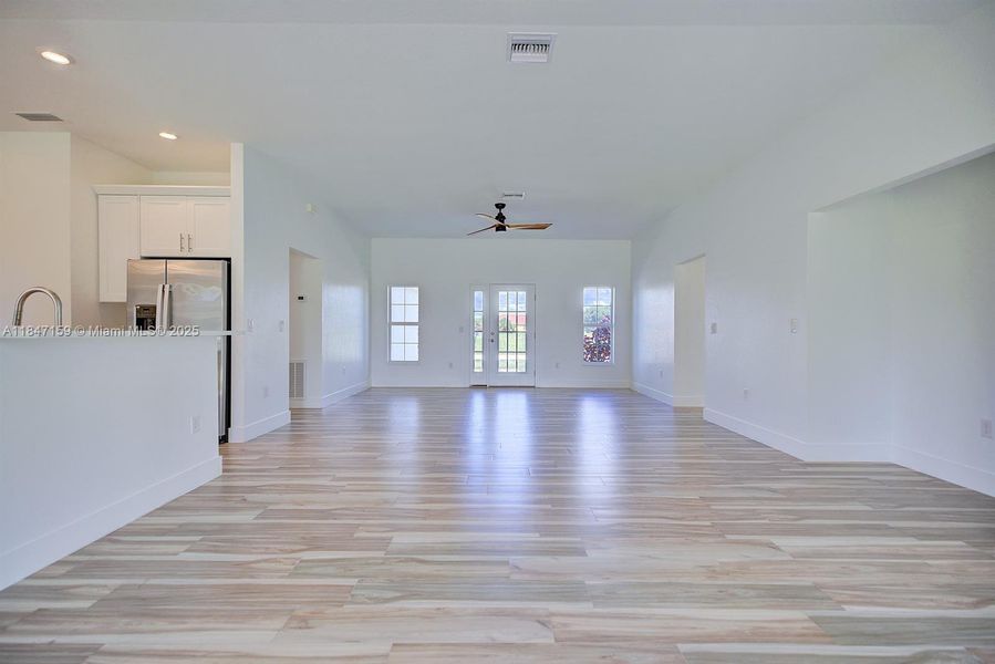 Spacious, unfurnished interior of a new home in , Sebring (Image 18).
