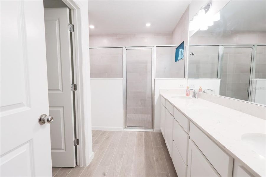 Furnished interior view inside a new home in , Dunnellon (Image 13).