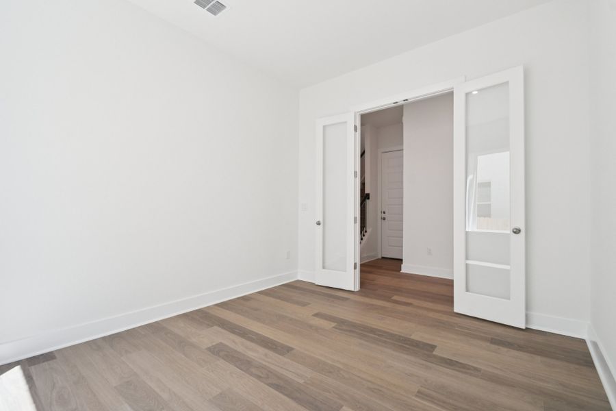 Spacious, unfurnished interior of a new home in Persimmon, Buda (Image 11).