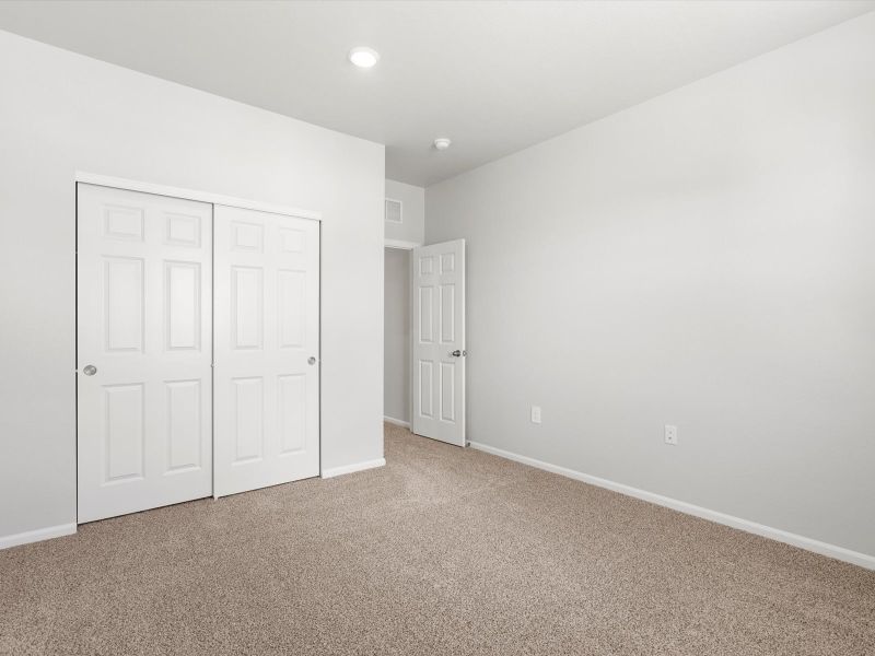 Spacious, unfurnished interior of a new home in Lake Bluff, Greeley (Image 22).