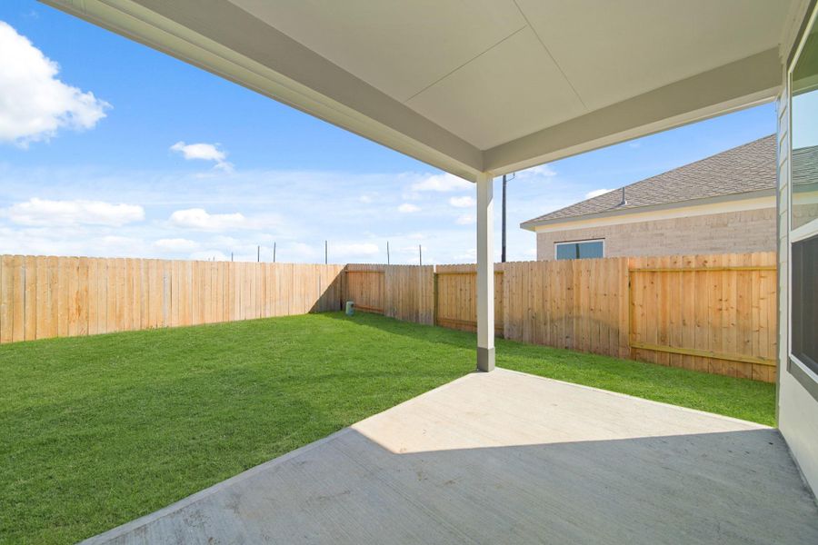 Exterior details and patio area of a home in Huntington Place, Rosharon (Image 2).