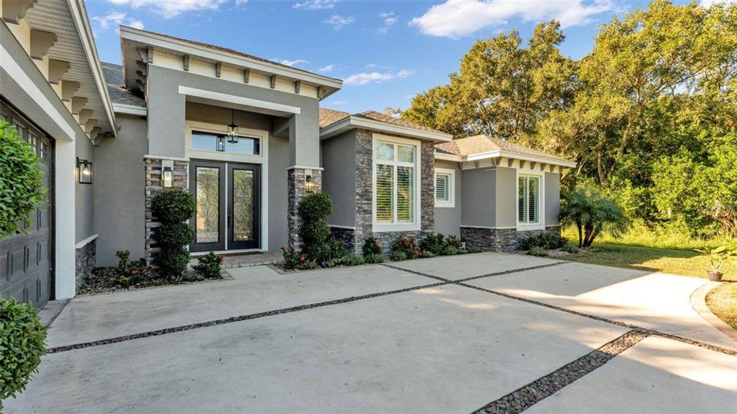 Exterior details and patio area of a home in , Winter Haven (Image 20).
