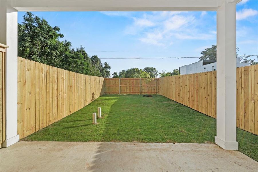 Exterior details and patio area of a home in , Dallas (Image 4).