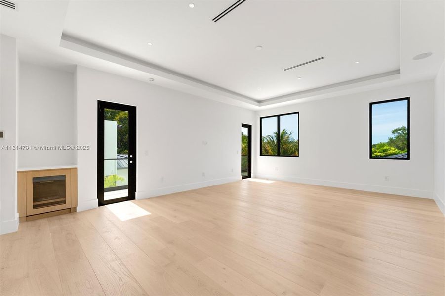Spacious, unfurnished interior of a new home in , Pinecrest (Image 59).