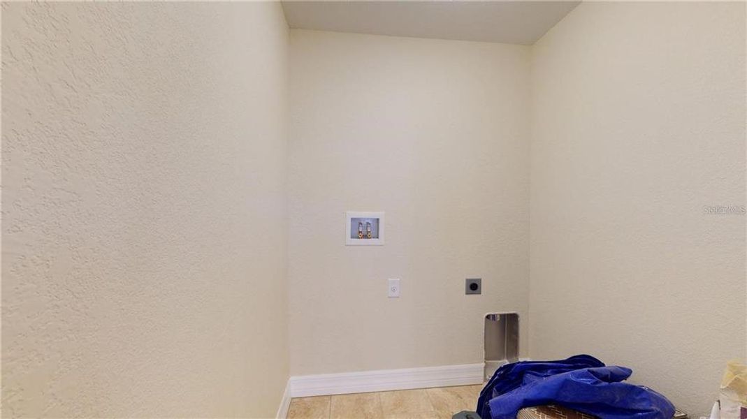 Spacious, unfurnished interior of a new home in , North Port (Image 22).