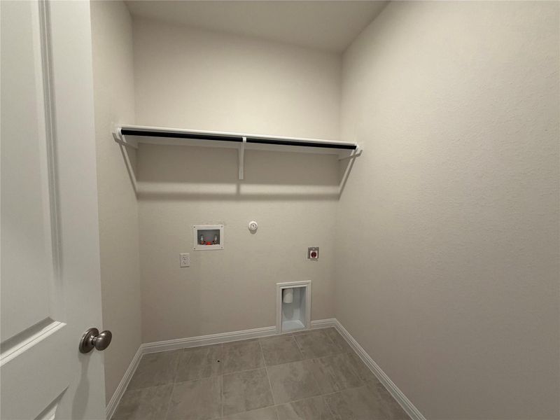 Spacious, unfurnished interior of a new home in Willow Springs, Buda (Image 20).