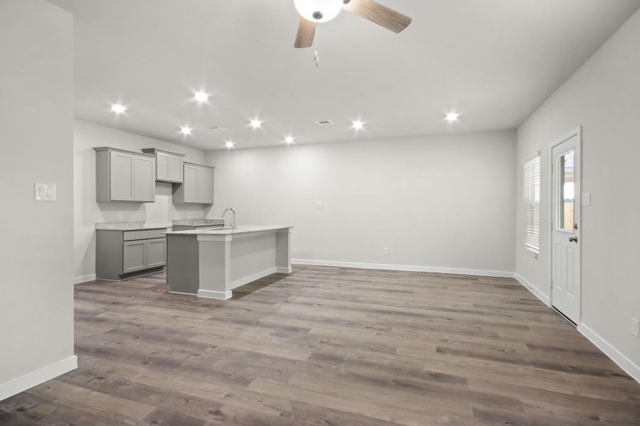 Spacious, unfurnished interior of a new home in Lakes at Crockett Martin, Conroe (Image 17).