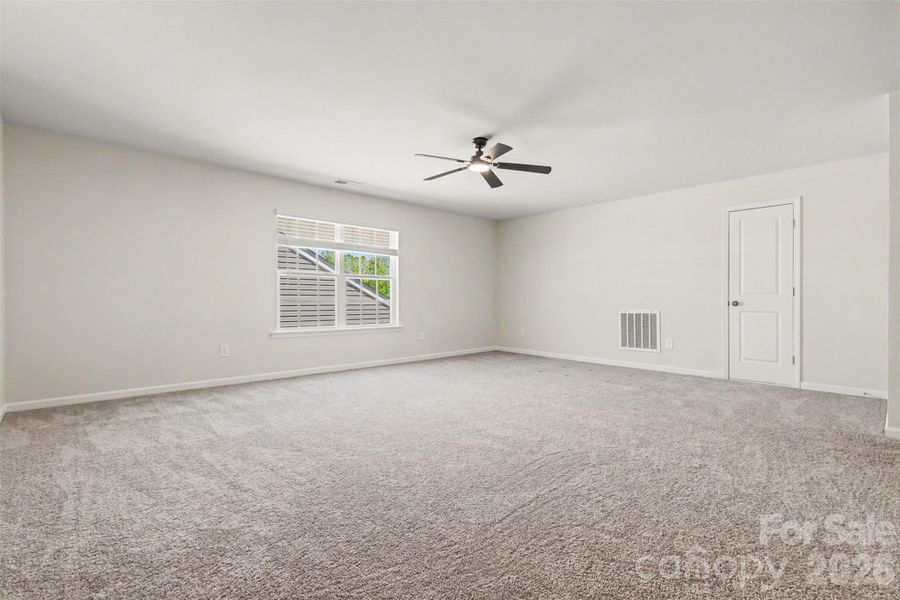 Spacious, unfurnished interior of a new home in Walnut Creek, Lancaster (Image 37).